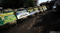 Tampak pula karangan buka memenuhi halaman rumah duka.