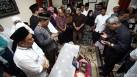 Jenazah akan disalatkan pada Jumat (8/7) sekitar pukul 11.00 WIB di masjid sekitar rumah duka.