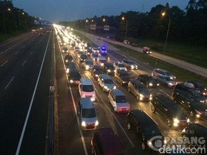 Sejumlah Titik di Tol Cikampek Alami Kepadatan Malam Ini