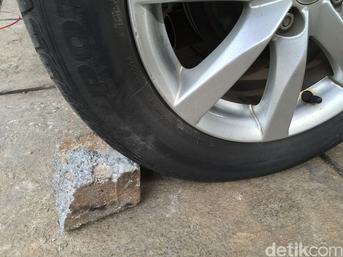 Ganjal ban dengan batu, usahakan tidak menggunakan rem tangan. Menurunkan rem tangan bertujuan menghindari lengketnya kampas rem dengan tromol yang bisa mengakibatkan rem belakang lengket. Apabila mobil diparkir miring atau berada ditanjakan sebaiknya ganjal roda sehingga mobil tidak bergerak.