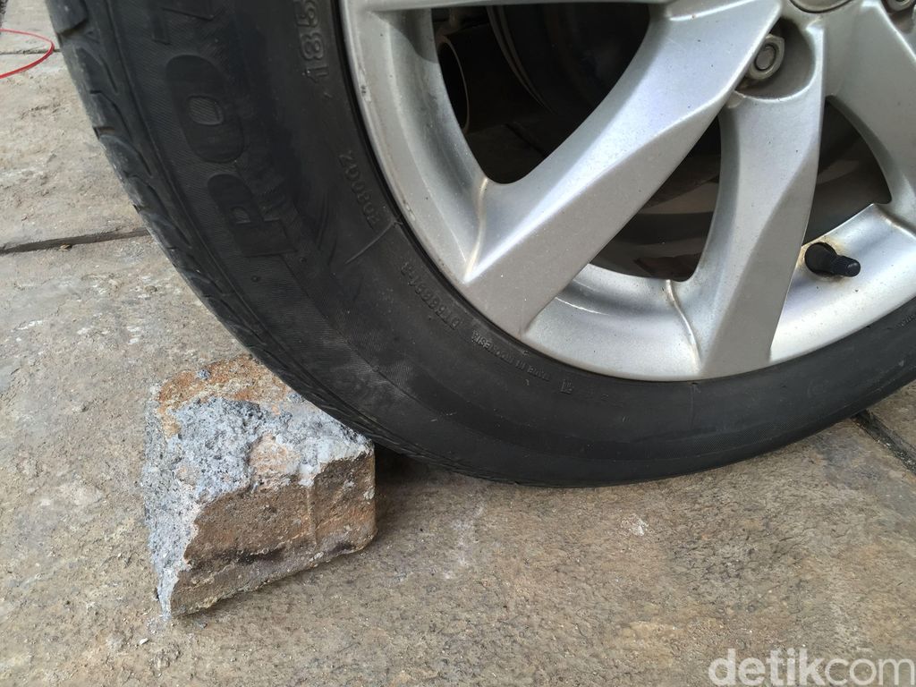 Ganjal ban dengan batu, usahakan tidak menggunakan rem tangan. Menurunkan rem tangan bertujuan menghindari lengketnya kampas rem dengan tromol yang bisa mengakibatkan rem belakang lengket. Apabila mobil diparkir miring atau berada ditanjakan sebaiknya ganjal roda sehingga mobil tidak bergerak.