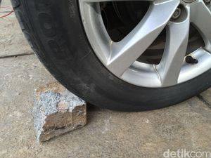 Perlu Nggak Sih Pakai Cairan Anti-Bocor di Ban Mobil?