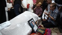 Setelah itu, sekitar pukul 13.00 WIB, jenazah akan dibawa ke TPU.