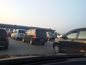 Tol Jakarta-Cikampek Padat Jelang Pintu Tol Cikarang Utama Sejak Km 24