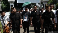 Sebelumnya jenazah dilepas dari rumah duka diiringi doa yang dipimpin oleh ustaz Yusuf Mansur.