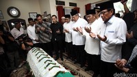 Rencananya setelah ini jenazah Husni akan diantarkan ke Masjid Kompleks Polri, Pejaten.