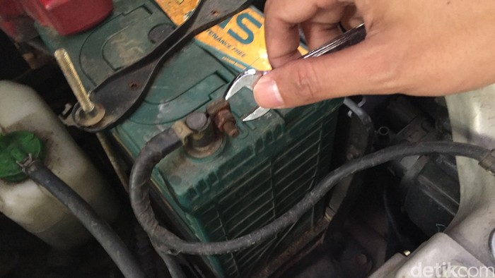Jika mobil ditinggalkan selama 8 hari lebih usahakan untuk mencopot kabel aki (-) dari kutubnya. Untuk mencegah aki kehilangan daya.