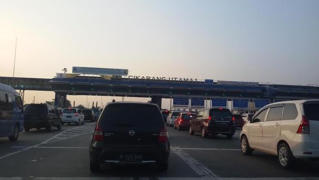 Tol Jakarta Cikampek  Padat Jelang Pintu  Tol Cikarang Utama 