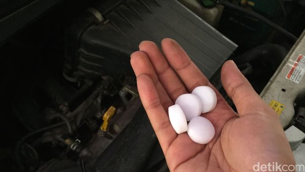 Untuk mengusir tikus atau hewan lain yang kemungkinan akan bersarang di mesin mobil, gunakan kapur barus.