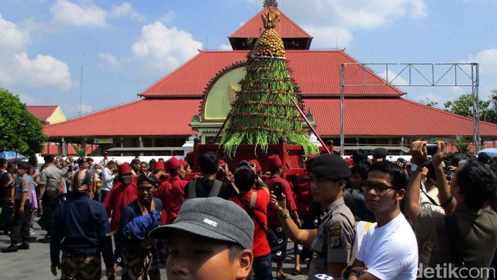 Kraton Ngayogyakarto Hadiningrat menggelar tradisi Grebeg Syawal. Tradisi grebeg Syawal digelar setelah hari raya Idul Fitri.