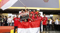 Pada ajang ini, Tim Bumi Siliwangi Team 4 memberangkatkan 8 orang anggota tim yang terdiri dari Dosen Pembimbing, manager tim, anggota tim dan pengendara mobil. Istimewa/dok Shell. 