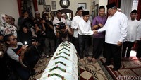 SBY menyalami keluarga dan kerabat di rumah duka.