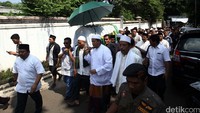 Ratusan pelayat ikut mengantar jenazah ke Masjid Al-Furqon untuk disalatkan.