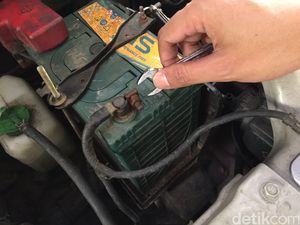 Cara Pasang Kepala Aki Mobil dan Masalah yang Sering Terjadi