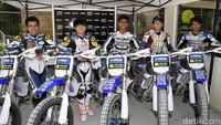 Pada sesi awal, dilepas kelima pebalap Asia The Master Camp, Galang Hendra dan Imanuel Pratna (Indonesia), Peerapong Loinbonpeng (Thailand), Kasma Daniel (Malaysia) dan Soichiro Minamimoto (Jepang) untuk berlatih flat-track selama 30 menit menggunakan kuda besi Yamaha YZ250F. Istimewa/dok Yamaha.