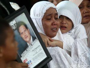Isak Tangis Warnai Pemakaman Husni Kamil Manik