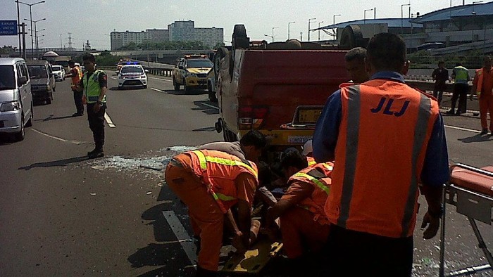 Angkot di Tol Pulogebang Terbalik, 3 Orang Luka Berat