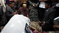 Beberapa tokoh nasional datang melayat ke kediaman Ketua KPU Husni Kamil Manik, Jakarta, Jumat (08/07/2016).