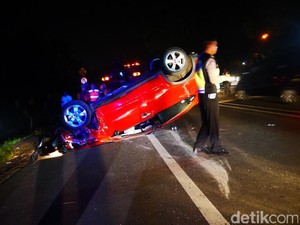 Setelah Tabrak Tiga Mobil, Mobil Merah ini Terbalik di Tol Jagorawi