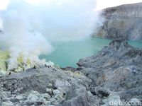Kawah Ijen saat siang menjelang
