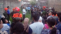 Keluarga Parno semuanya selamat, namun salah seorang anaknya ada yang luka ringan terkena pecahan genting. Bagus Kurniawan/detikcom.