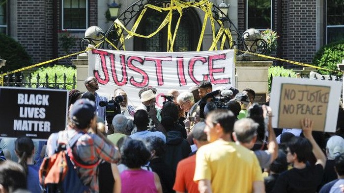 Presiden Obama Prihatinkan Penembakan Warga Kulit Hitam