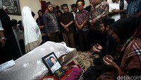Husni rencananya akan dimakamkan di TPU Jeruk Purut, Jakarta Selatan, siang ini.