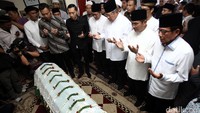 SBY bersama Agus Harimurti Yudhoyono dan Edhie Baskoro Yudhoyono memberikan doa untuk Jenazah Husni Kamil Manik.