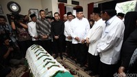 Husni rencananya akan dimakamkan di TPU Jeruk Purut, Jakarta Selatan, siang ini.