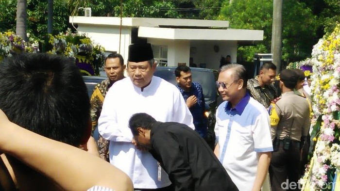 SBY Melayat ke Rumah Duka Husni Kamil Manik