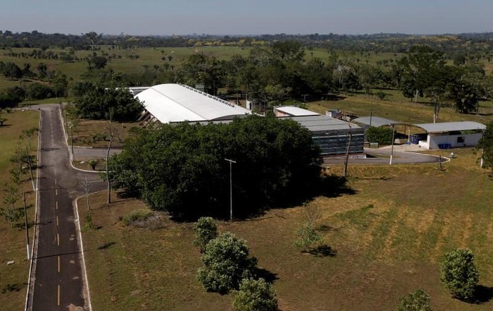 Penampakan pabrik Natex di Xapuri, yang berbatasan langsung dengan hutan Amazon. (Foto: REUTERS/Ricardo Moraes) Penampakan pabrik Natex di Xapuri, yang berbatasan langsung dengan hutan Amazon. (Foto: REUTERS/Ricardo Moraes)