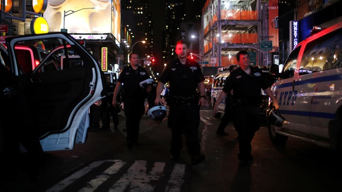 Kejar Pria Berpisau, Polisi New York Lepas 18 Tembakan di Jalanan Ramai