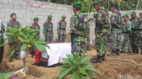Jenazah dimakamkan di Tempat Pemakaman Umum (TPU) Dusun Gurit Desa Pengatigan yang berjarak sekitar 300 meter dari kediamannya.