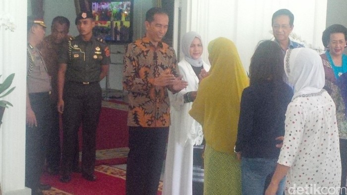 Open House di Yogya, Jokowi dan Iriana Bagi-bagi THR dan Buku Tulis
