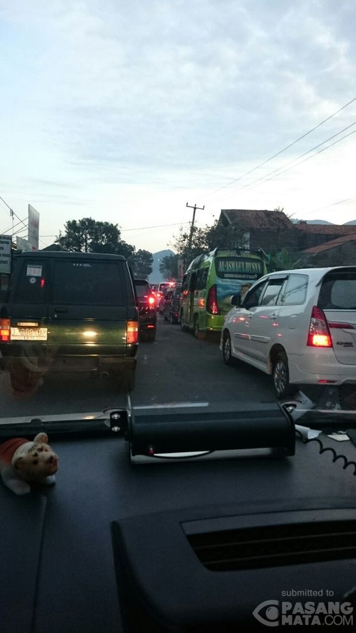 Arus Balik di Jalur Garut Menuju Nagreg Tertahan di Leles, Ada Buka Tutup