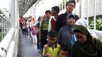 Antrean penumpang terlihat memanjang hingga JPO Halte Dukuh Atas.