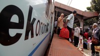 Kereta Api Sawunggalih Kutoarjo-Jakarta tiba di Stasiun Senen.