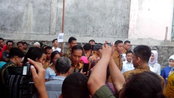 Jokowi Bagi-bagi Sembako di Prambanan