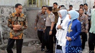 Jokowi Bagi-bagi Sembako di Prambanan