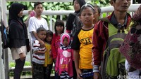 Kebanyakan dari mereka membawa anak kecil.