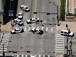 Kisah Wanita Kulit Hitam AS yang Terharu Dilindungi Polisi di Dallas