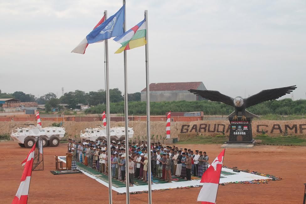 Suasana Saat Pasukan TNI yang Bertugas di Afrika Salat Id 