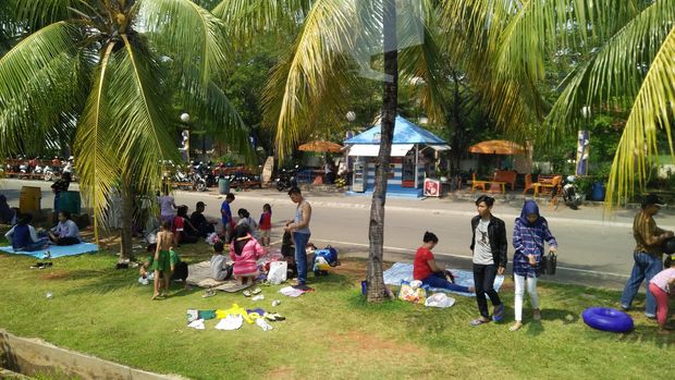 Lautan Manusia di Pantai Ancol saat Penghujung Libur Lebaran