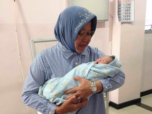 Selamat, Wali Kota Risma Punya Cucu Pertama!