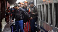 Pemudik turun dari kereta api yang membawa mereka dari kampung halaman.