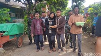 Keluarga korban tak hentinya menangis saat jenazah dibawa ke pemakaman.