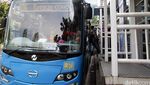 Antrean Penumpang di Halte Dukuh Atas