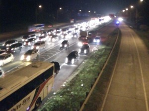 Tol Jakarta-Cikampek Padat, Polisi Alihkan Arus ke Arteri Pantura