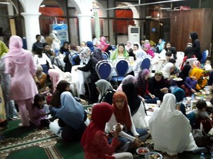 Rendang dan Siomay Semarakkan Lebaran di Hanoi