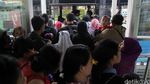 Antrean Penumpang di Halte Dukuh Atas